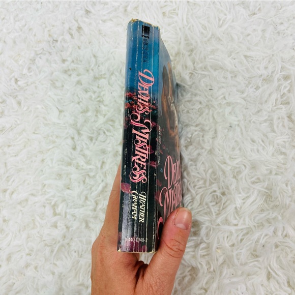 DEVILS MISTRESSES BY HEATHER GRAHAM author of the Vikings women romance novel - Picture 4 of 5